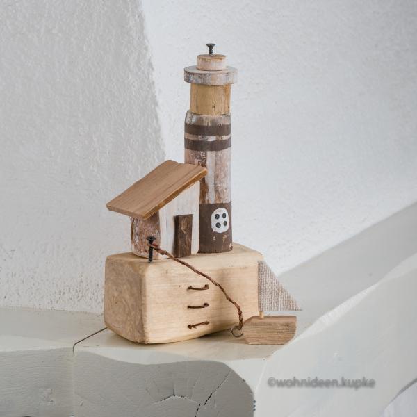 Leuchtturm mit Bootsanleger aus Naturholz (26 cm)
